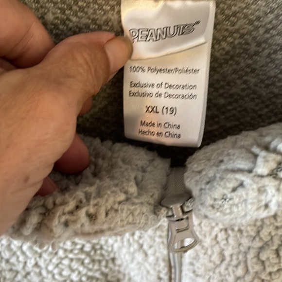 Peanuts snoopy, soft fleece pull over. Juniors size XXL. - Picture 4 of 5